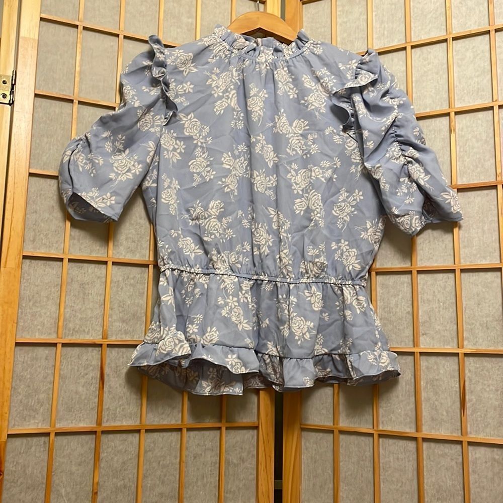 New never worn Lipslide ruffle sleeve top